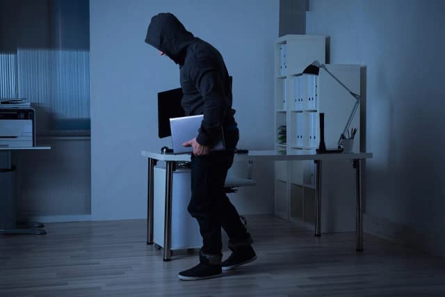Jak zabezpieczyć laptopa przed kradzieżą i uniknąć strat