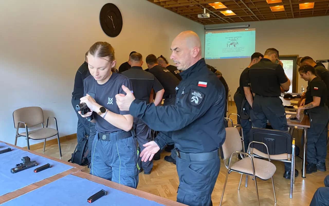 Służba więzienna ile trwa szkolenie? Poznaj szczegóły i etapy.