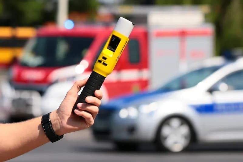 Jakich alkomatów używa policja i dlaczego są one kluczowe w kontroli?