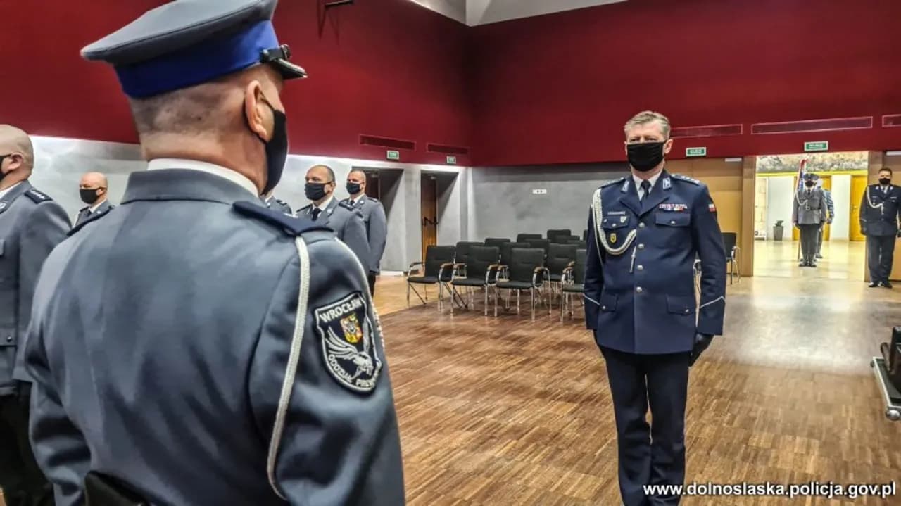 Kiedy 13 w policji? Terminy wypłaty, które musisz znać