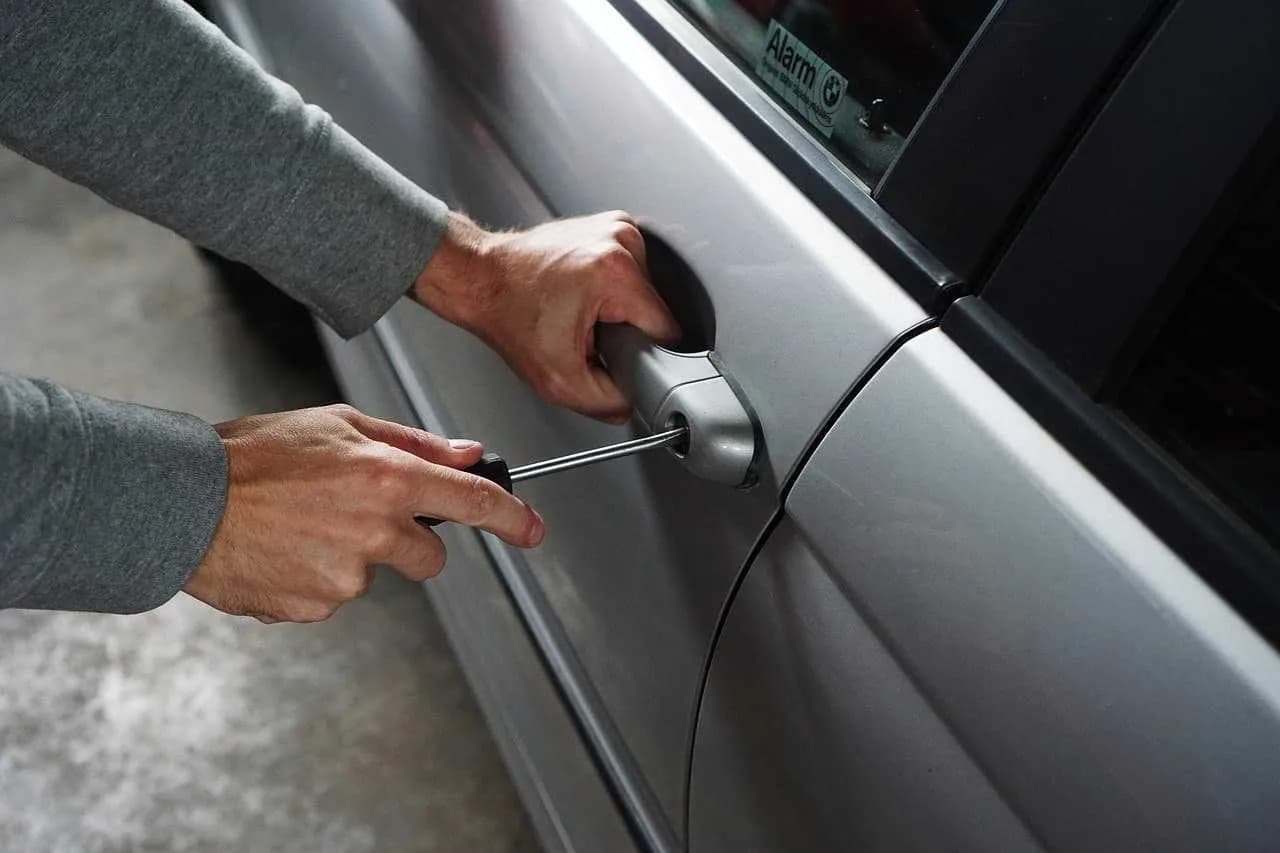 Jak zabezpieczyć auto przed kradzieżą na walizkę i uniknąć strat