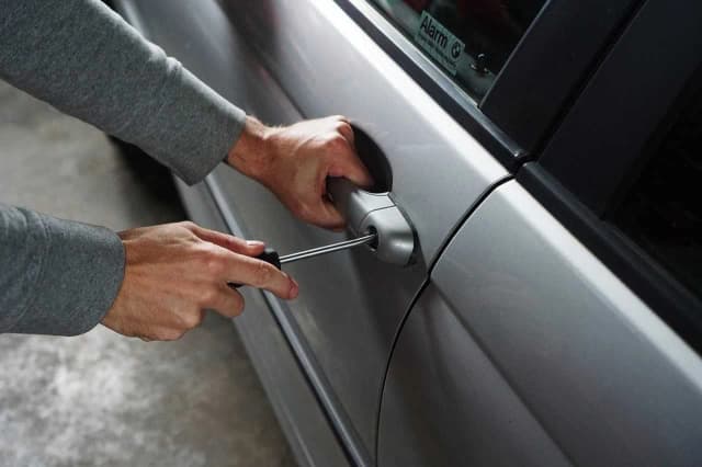 Jak zabezpieczyć auto przed kradzieżą na walizkę i uniknąć strat