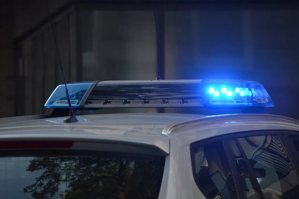 Czy policja ma prawo wejść do mieszkania bez nakazu w nagłych sytuacjach?