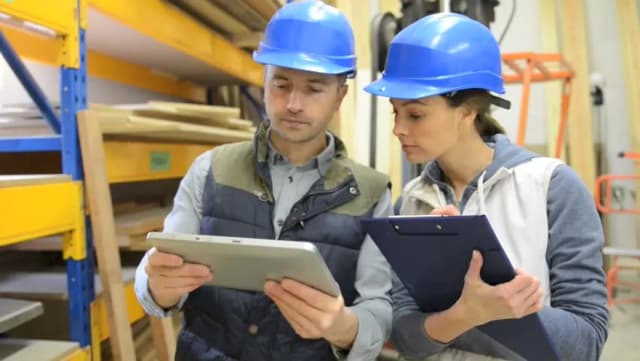 Komu podlega służba bhp i jakie są jej kluczowe obowiązki?
