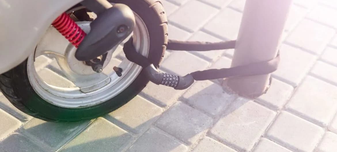 Jak zabezpieczyć skuter przed kradzieżą i uniknąć strat finansowych