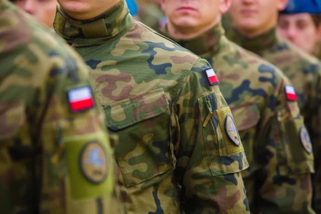 Służba przygotowawcza ile płacą? Oto zaskakujące wynagrodzenia!