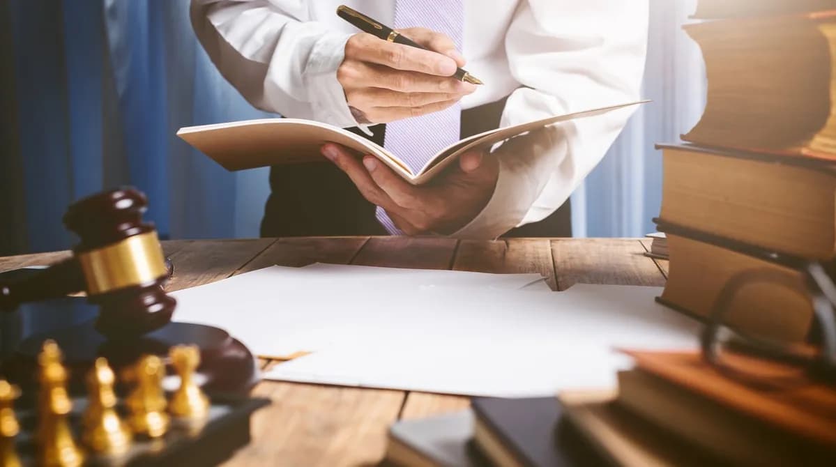 Koszty sądowe w sprawach o wykroczenia – jak ich uniknąć i zaoszczędzić