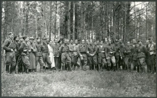 Komendanci AK: Kluczowe postacie i ich wpływ na historię Polski