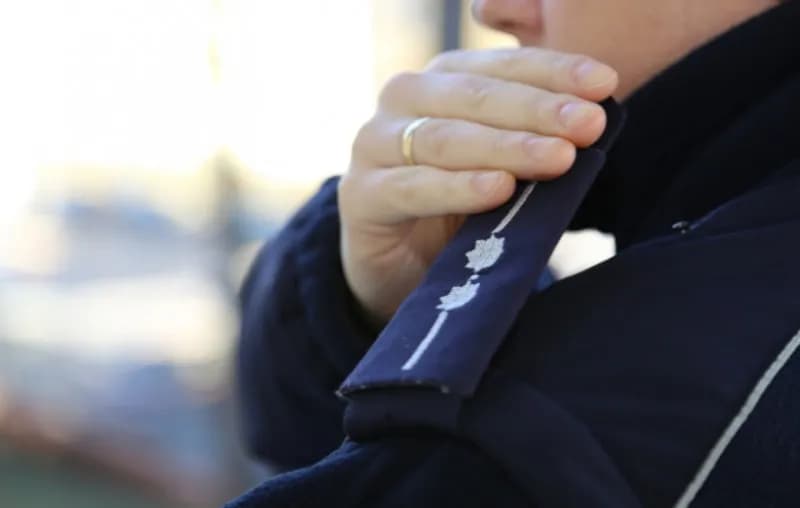 Jak zostać oficerem policji po studiach cywilnych: kompletna ścieżka kariery