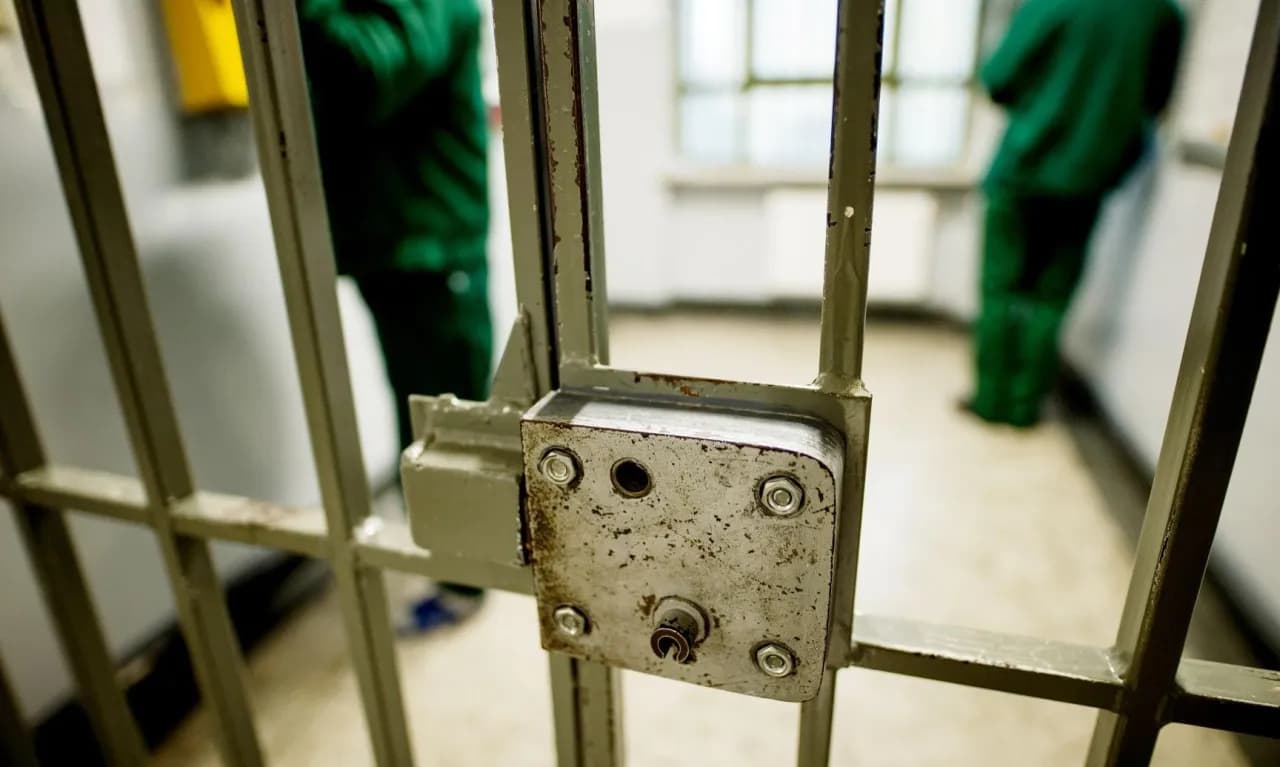 Jak dostać się do służby więziennej: kluczowe wymagania i proces rekrutacji