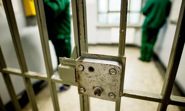 Jak dostać się do służby więziennej: kluczowe wymagania i proces rekrutacji